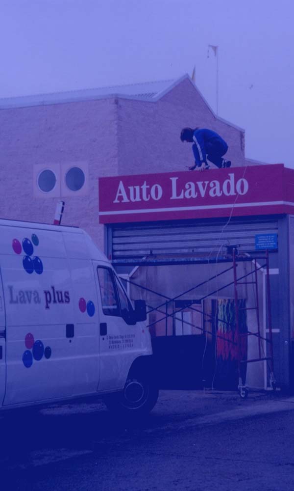 Técnicos de Lavaplus en una instalación de tunel de autolavado